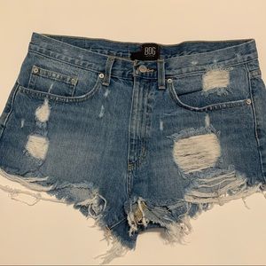 UO BDG ESSENTIAL MID-RISE DISTRESSED SHORTS